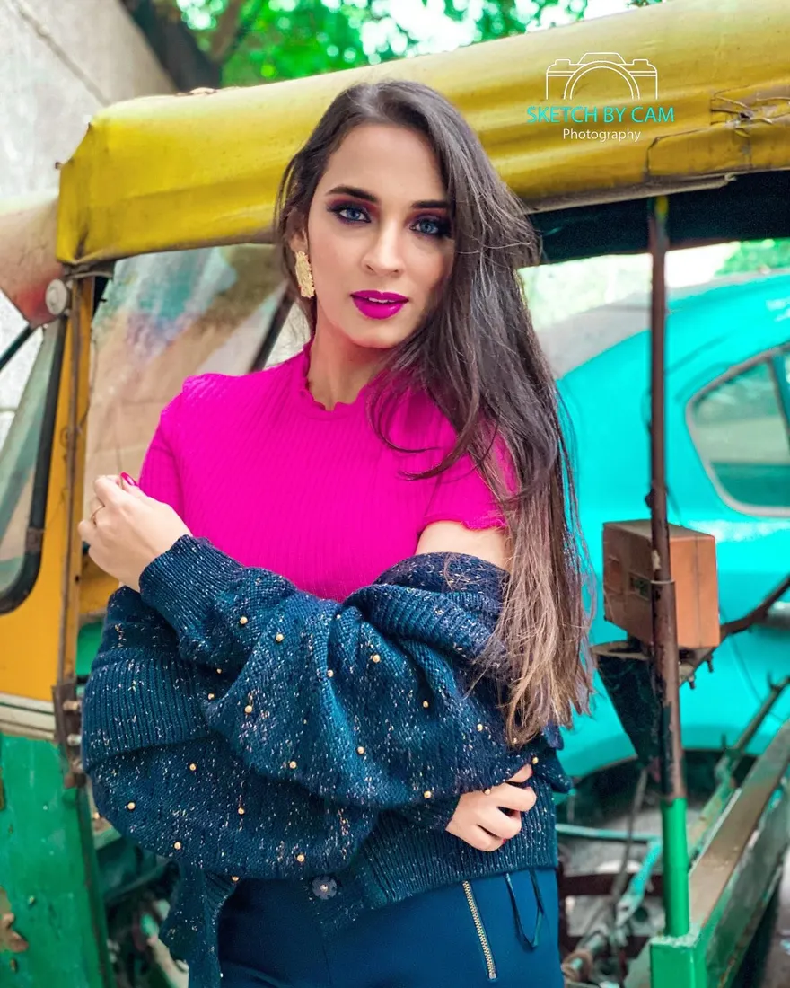 Smile. It’s the second-best thing you can do with your lips.
😊
.
.
In frame : satrupa_arora
MUA : makeupbykadambini PC : sketchbycam. Photograph by Sketch by Cam.