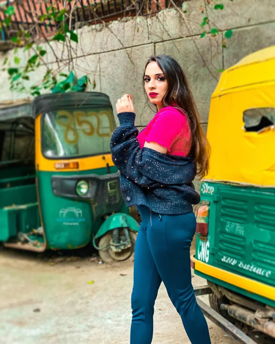 Invest the now in tomorrow’s dream.
😊
.
.
In frame : satrupa_arora
MUA : makeupbykadambini PC : sketchbycam. Photograph by Sketch by Cam.