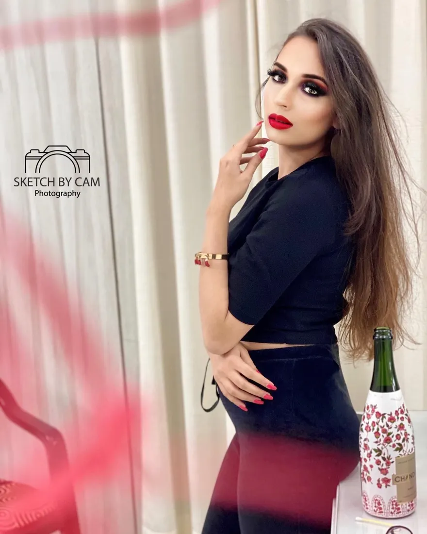 New year. New feels. New chances. Same dreams.
Happy New Year 🥳
.
.
In frame : satrupa_arora
MUA : makeupbykadambini PC : sketchbycam. Photograph by Sketch by Cam.