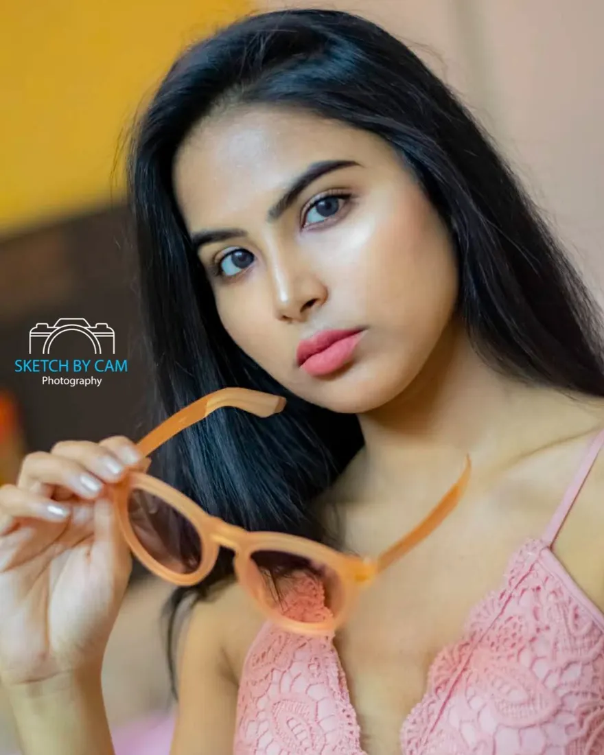 Change ‘ONE DAY’ into ‘TODAY’
.
.
.
. .
In frame : unicobella PC : sketchbycam. Photograph by Sketch by Cam.