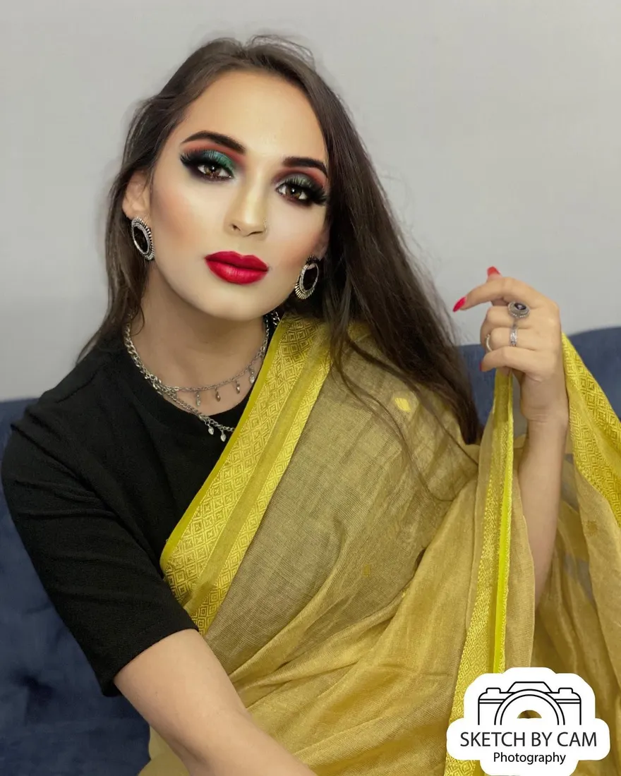 Beauty gets the attention, Personality gets the heart.
.
. Shot on iphone 11 Pro
.
.
In frame : satrupa_arora MUA : makeupbykadambini PC…. Photograph by Sketch by Cam.
