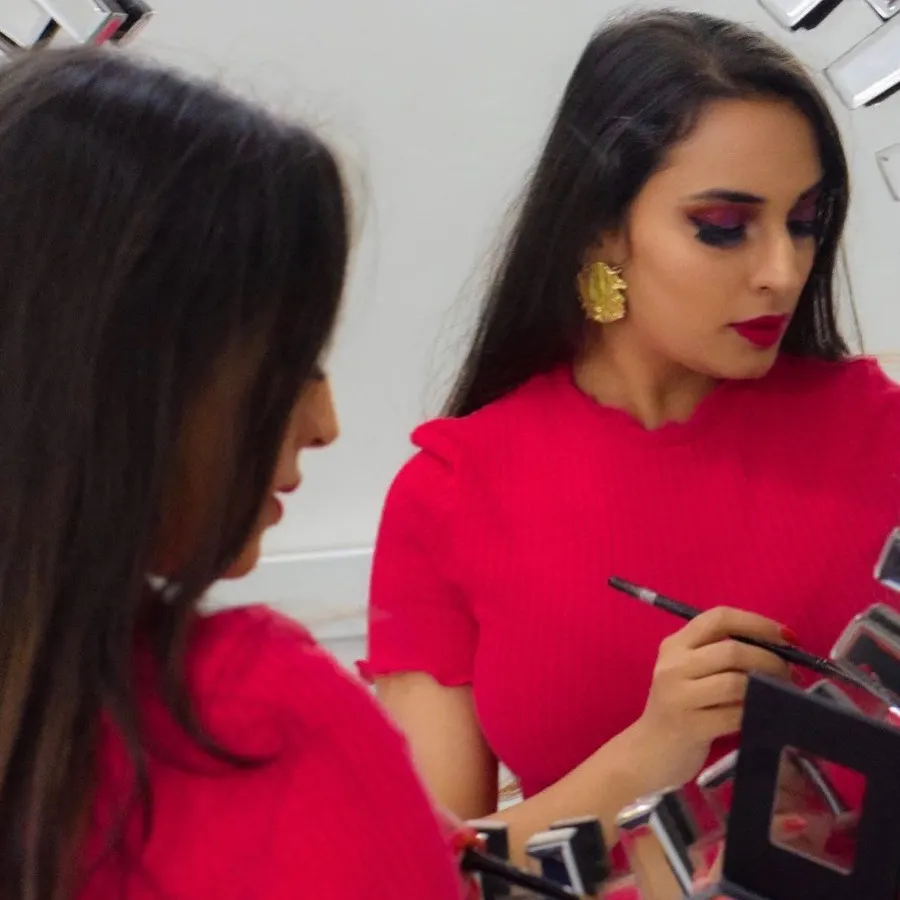 Joy is the best makeup. But a little lipstick is a close runner-up.
.
.
.
In frame : satrupa_arora
MUA : makeupbykadambini PC : sketchbycam. Photograph by Sketch by Cam.