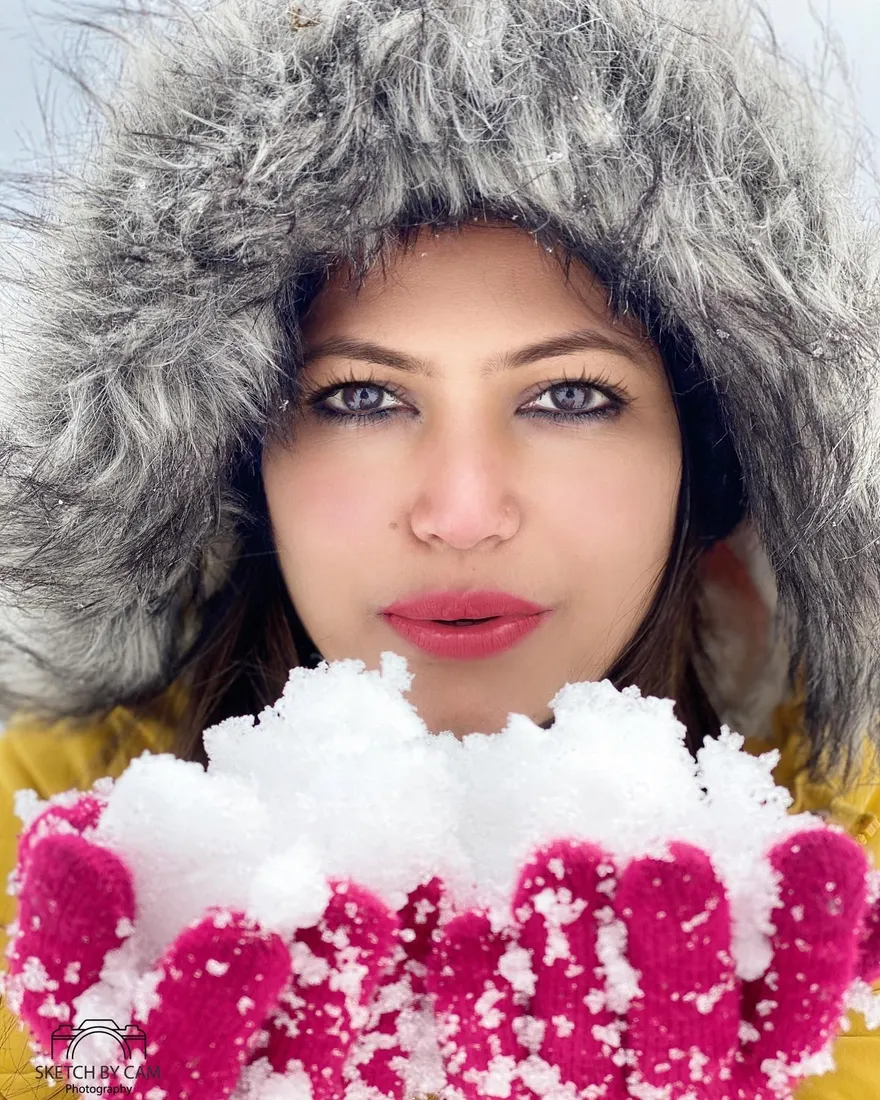 Cold hands, warm heart, can't lose
.
.
.
In frame : priyankakhushbu PC : sketchbycam Retouched: sketchbycam .
.
.
iphone11fans himalaya_r…. Photograph by Sketch by Cam.