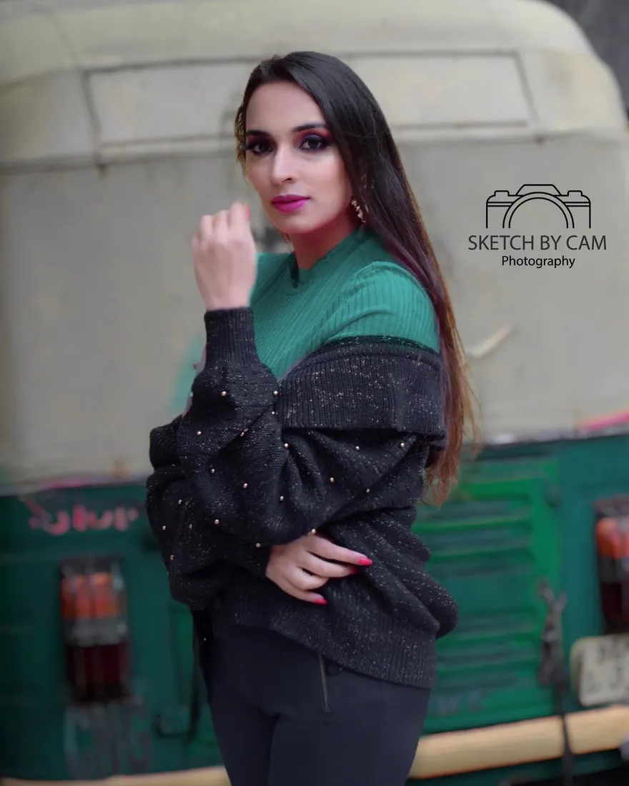 Be your own kind of beautiful.
.
😊
.
.
In frame : satrupa_arora
MUA : makeupbykadambini PC : sketchbycam. Photograph by Sketch by Cam.