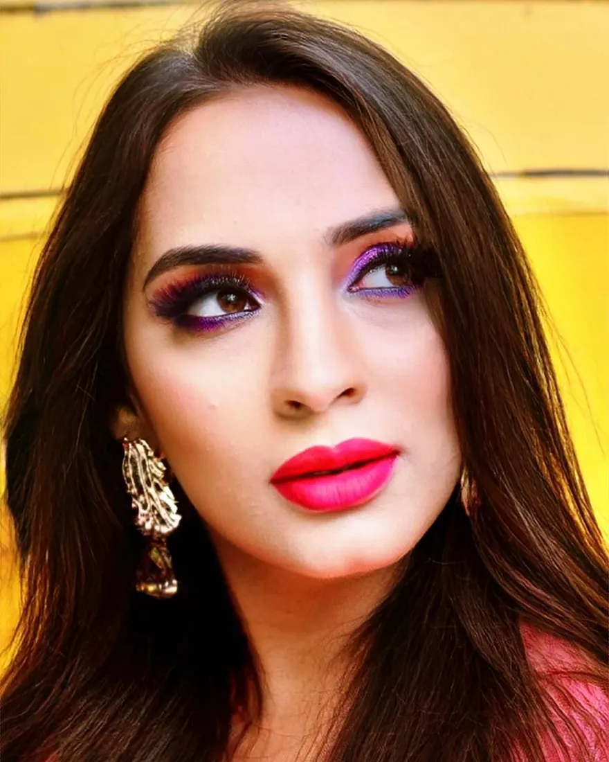 What do you think of this look?
.
.
In frame : satrupa_arora
MUA : makeupbykadambini PC : sketchbycam. Photograph by Sketch by Cam.